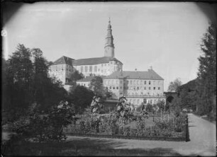 Weesenstein. Schloss mit Gartenflügel und klassizistischem Wintergarten, erbaut um 1830. Blick vom Park nach Norden