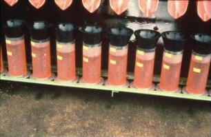 Fotografie: Gartenbautechnik-Freiland, Pflanzenschutz, Feldspritze angebaut, Prüfstand