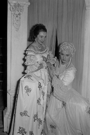 Szenenbilder aus der Oper "Madame Pompadour" von Leo Fall (Uraufführung: 1922.09.09) am Metropol-Theater Berlin, 1951 : Szenenbild
