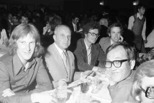 24. Tagung 1974 Chemiker; Studentenabend mit den Nobelpreisträgern: Tisch mit Ernst O. Fischer