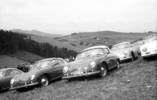 Schauinsland-Rennstrecke: Holzschlägermatte; Parkplatz; Porsche Wagen auf der Wiese; von vorn