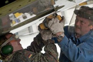 Air Maintenance Services; AMS; Firma; Betrieb; Inspektion; Wartung; spezialisiert auf Flugzeug-Recycling; Airbus; A 300; A300; Airbase Ahlhorn; Ahlhorn; Entsorgung. Ahlhorn, 2006, hier: Zersägen / Durchtrennen der Tragfläche