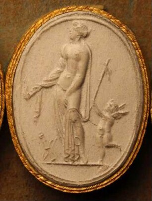Venus, eine brennende Fackel tragend, gefolgt von Cupido (Daktyliothek, Das Alterthum nach Lippert und Visconti)