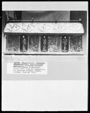 Viktorschrein, Stirnseite mit den Aposteln Simon, Thomas und Jakobus, Dachfläche: 5 Vierpässe mit Darstellungen der klugen Jungfrauen
