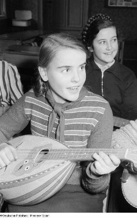 Mandolinenspielerinnen des Altmügelner Pionierensembles