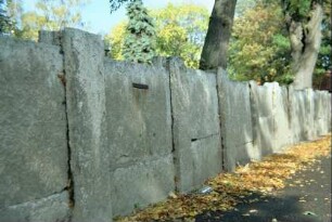 Friedhofsmauer aus riesigen Betonplatten