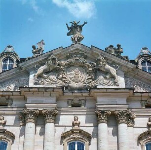 Schloß Weißenstein (Pommersfelden). Mittelbau mit Schönbornschen Wappen