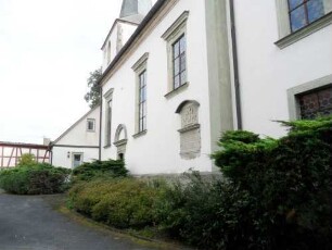 Kirchhof im Norden mit Langhaus über Traufseite von Nordwesten (Neubau 1693-1708 auf Gotischem Vorgänger)