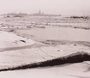 Blick von Radebeul-Serkowitz über die Elbe mit Eisstau (z. T. noch offene Stellen) stromauf nach Kaditz
