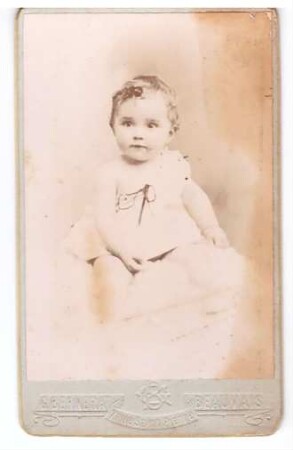 Foto Kleinkind sitzend im Fotoatelier