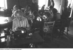 In einer Nähstube der Volkssolidarität, 1946/47