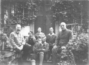 Dorpat. Gruppenbild mit Etha und Hans Richter auf einer Treppe