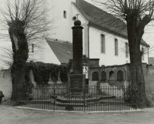 Denkmal für die Gefallenen des 1. Weltkrieges : Denkmal für die Gefallenen des 1. Weltkrieges. Stein (nach 1918). Lohsa-Groß Särchen, Friedhof