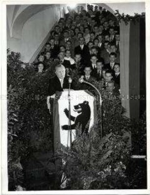 Konrad Adenauer spricht bei der Umbenennung einer Berliner Schule in "Hermann Ehlers-Schule"
