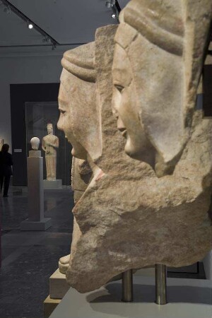 Blick in Raum 2 der Dauerausstellung der Antikensammlung im Alten Museum (Hauptgeschoss): Orte der Götter - Heiligtümer im archaischen Griechenland