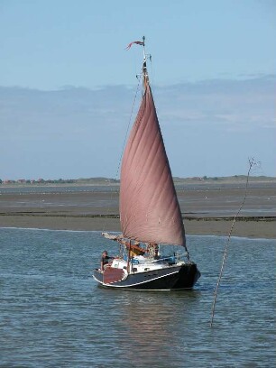 Wattenmeer vor der Nordseeinsel Baltrum : Ein Segelboot fährt auf dem Wattenmeer vor der Nordseeinsel Baltrum, aufgenommen 2004