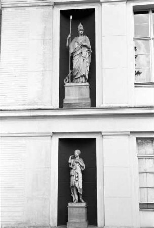 Berlin; Tegel: Figuren am Schloss