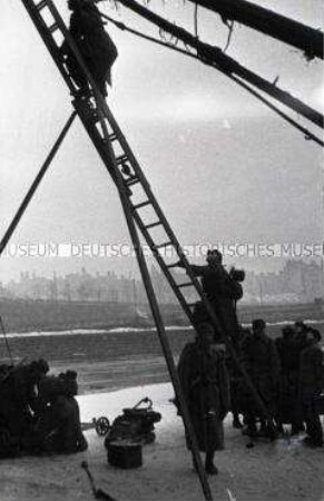 Soldaten auf der Kierbedz-Brücke in Warschau
