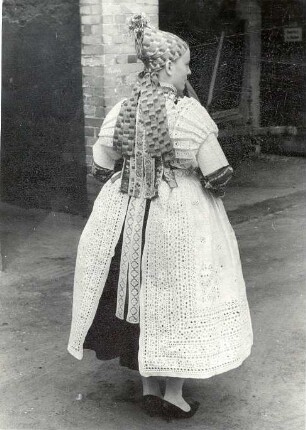 Brautjungfer aus Bluno : Kleidung - Hoyerswerdaer Tracht. Ort: Bluń / Bluno. Brautjungfer (družka)