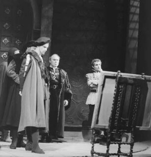 Szenenbilder aus dem Drama "Die Verschwörung des Fiesco zu Genua" von Friedrich Schiller im Theater am Schiffbauerdamm Berlin : Szene mit Lothar Firmans als Verrina (2. von rechts) und Hans Rüdiger Renn als Fiesco (rechts)