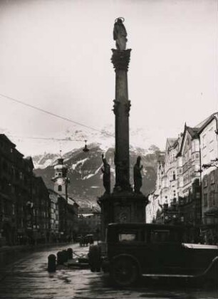 Innsbruck. Maria-Theresien-Straße mit der 1704 - 1706 errichteten Annasäule