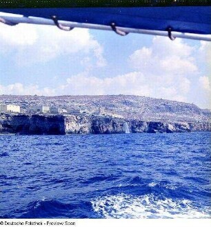 Südküste. Anlage zur Meerwasserentsalzung. Blick vom Boot gegen das Hochland