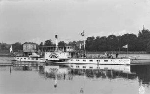 Dresden. Personen-Seitenraddampfer "Schmilka" (1897, Werft Blasewitz) in Fahrt stromauf. Blick über die Elbe Richtung Neustädter Seite