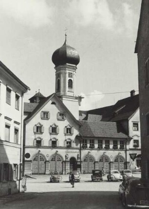 Immenstadt (Allgäu). Ansicht des Marienplatzes mit Feuerwehrhaus. Im Hintergrund der Turm der Stadtpfarrkirche St. Nikolaus