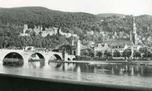 Heidelberg am Neckar. Blick auf die historische Altstadt mit Heiliggeistkirche, Alter Brücke (Karl-Theodor-Brücke) und der Schlossruine