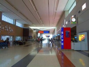 Innenraum des Terminal 3 des McCarran Airport : Geldwechselstelle. Aufgenommen am 21. August 2012 im neuen Terminal 3 des Internationalen McCarran Airport von Las Vegas
