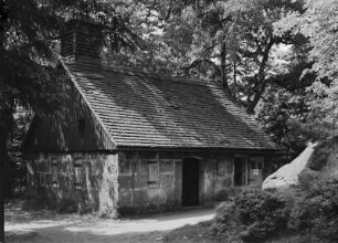 Steinbruchschmiede bei Johnsdorf : Ehemalige Steinbruchschmiede (1825, Neuaufbau um 1875, Wiederaufbau 1951-1952; seit 1956 Museum) zwischen den Mühlsteinbrüchen bei Johnsdorf
