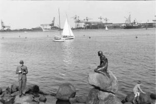 Kleine Meerjungfrau : Reisefotos Dänemark. Kleine Meerjungfrau (Den lille Havfrue). Bronze (1913; E. Eriksen). Kopenhagen, Langelinie, Hafenbecken