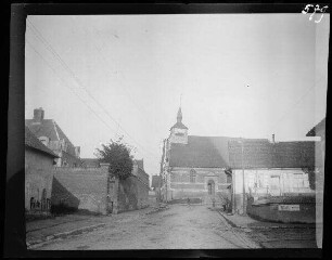 bei Peronne (?) (Dep. Somme, Frankreich): Kirche