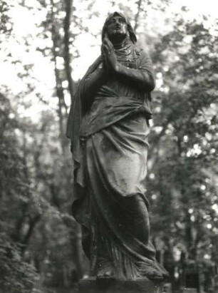 Grabmal der Familie Preisler : Myslbek, Josef Václav: Grabmal der Familie Preisler. Sandstein. Detail: Statue der Trauernden. Prag-Královské Vinohrady, Olšaner Friedhof