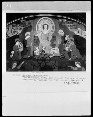 Detail von den Stickereien an der Altarrückwand: thronender Christus mit Brot und Wein zwischen Anbetenden