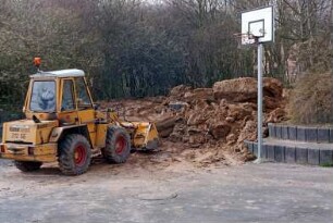 Am Schulzentrum 1: Kreisgymnasium Bargteheide: Schulgelände: Radlader bei Erdarbeiten an Sandhaufen: Handballtor