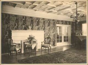 Landhaus Dr. Petz, Berlin-Nikolassee: Innenaufnahme Wohnsalon mit Sitzgruppe vor Kamin