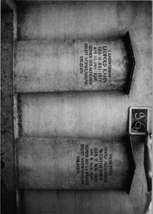 Grabstein 96 (Index: 100089413) Besonderheit: kulturhistorisch wertvoll / hist.-wiss. Gründe; - Ehrenmal f. Gefallenen 1. Weltkrieges -> Namen siehe freie Kommentierung: Grabstein 96A