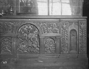 Truhe mit Pilastern und Rundbogen, Ornamente in Flachschnitt Rankenwerk und wilde Männer
