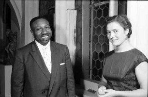 Freiburg: Augustinermuseum, Liederabend des Baritons John Riley; John Riley und seine Begleiterin, Porträt