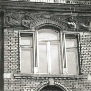 Dresden-Pieschen, Mohnstraße 31. Wohnhaus (um 1900). Obergeschoßfenster und Nixenrelief