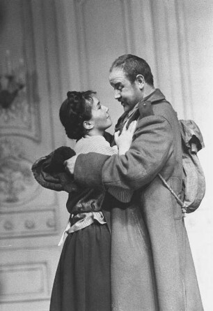 Szenenbilder aus "Der Mann mit dem Gewehr", Schauspiel von Nikolai Pogodin. Deutsches Theater Berlin, 12.10.1962