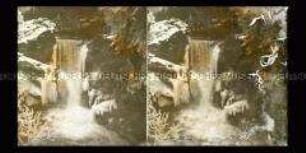 Wasserfall im Gebirge teilweise vereist