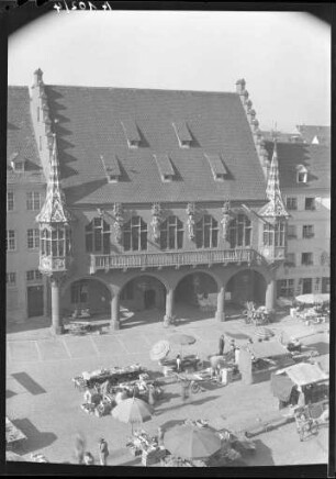 Das Historische Kaufhaus an einem Markttag