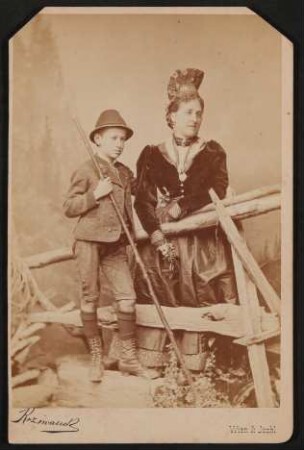 Hofmannsthal als Kind mit seiner Mutter Anna in steirischer Tracht