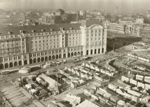 Warenhaus "Howa" : Dresden-Altstadt. Altmarkt. Ansicht vom Turm der Kreuzkirche gegen Wohn- und Geschäftshäuser und Warenhaus "Howa" (1955/1956). Blick nach Nordwesten, im Vordergrund Striezelmarkt
