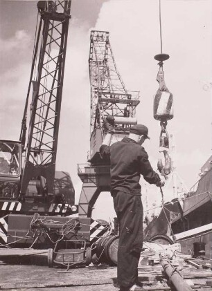 Stralsund, VEB Volkswerft Stralsund, Arbeiter auf dem Ausrüstungskai