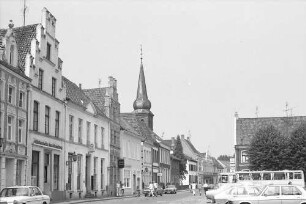 Kalkar: Straße am Marktplatz mit kleiner Kirche [evangelischer Kirche]
