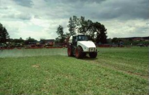 Fotografie: Pflanzenschutz, Feldspritze angebaut, Systemtraktor