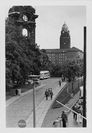 Ruine der Frauenkirche, im Hintergrund der Rathausturm